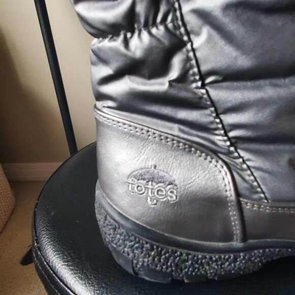 Women's Metallic Silver TOTES Bunny Quilted Puffer Snow Boots Size 8 M Like New - Picture 3 of 8